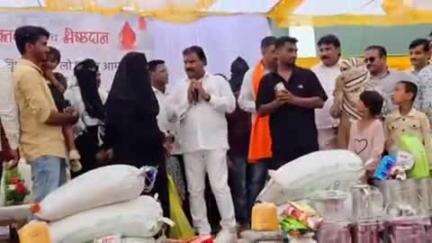 बुलढाणा: शहरातील मिर्झा नगर येथे आगीत जळून नुकसान झालेल्या कुटुंबाला आमदार संजय गायकवाड यांचा मदतीचा हात