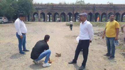 रामपुर: शुक्रवार को ईओ दुर्गेश्वर त्रिपाठी की मौजूदगी में नगर पालिका की टीम ने नवाब रेलवे स्टेशन के निकट की नपाई