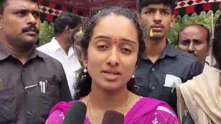జూన్ నెలకు సంబంధించి ఒకరోజు ముందుగానే పింఛన్ల పంపిణీ: పుట్టపర్తిలో ఎమ్మెల్యే సింధూర రెడ్డి