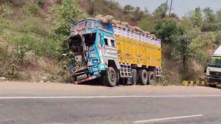 दतिया नगर: नगर के हड़ा पहाड़ के समीप दो ट्रकों के बीच हुई टक्कर, दो लोग हुए घायल