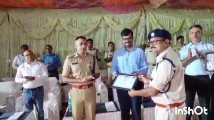 लातेहार: न्यू पुलिस लाइन में मुठभेड़ में शामिल पुलिस अधिकारियों और जवानों के बीच पारितोषिक का वितरण