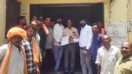 राशमि: आरणी में आम रास्ता व चारागाह भूमि पर काटे पट्टों को निरस्त कर अतिक्रमण हटाने की मांग को लेकर विधायक को सौंपा गया ज्ञापन