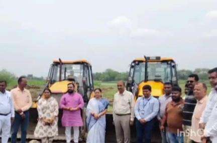 वरोरा: नगरपरिषद वरोरा परिक्षेत्रातील गांधी सागर तलावातील गाळ व खोलीकरण कामाचा खासदार धानोरकर यांच्या हस्ते शुभारंभ