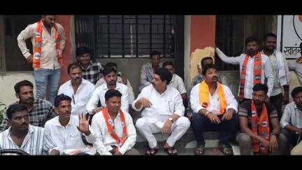 वणी: मनसे नेते राजू उंबरकर यांनी सार्वजनिक बांधकाम विभागाच्या कार्यालयात एक तास केले ठिय्या आंदोलन