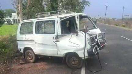 रायसेन: बेरखेड़ी चौराहे के समीप टूरिस्ट बस ने मारुति वैन में मारी टक्कर, चालक गंभीर रूप से हुआ घायल