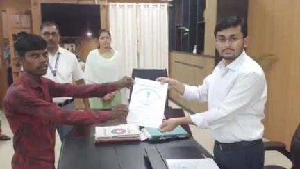 मुशहरी: जिलाधिकारी सुब्रत कुमार सेन ने समाहरणालय में 9 जन वितरण प्रणाली विक्रेताओं को लाइसेंस वितरित किए