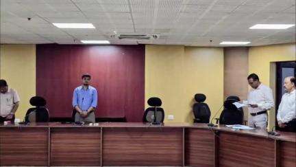 पूर्वी टुंडी: धनबाद: पूर्वी टुंडी में कार्यरत अनुसेवक के निधन पर उपायुक्त की उपस्थिति में समाहरणालय में शोक सभा