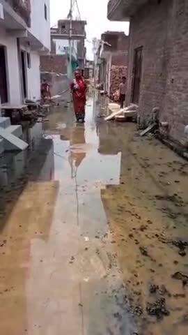 चंदौसी: चंदौसी  मोहल्ला हनुमानगढ़ी वार्ड 4 में जल भराव और गंदगी से स्थानीय लोग परेशान मंत्री गुलाब देवी को सौपा ज्ञापन#jansmsya