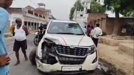 सिराथू: कड़ा के चरही चौराहा पर दो कारों की भिड़ंत, कई लोग हुए घायल