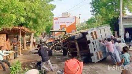 पीपलू: कस्बे के घाना चौराहा पर अनियंत्रित ट्रैक्टर ट्राली नाली में गिरी, हादसे में चालक बाल-बाल बचा