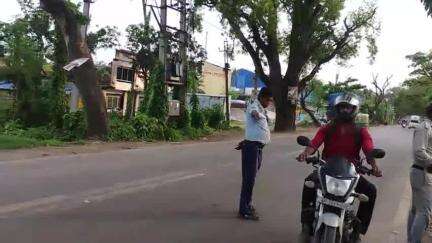 বারাসাত ১: নরসিংহ পুর এলাকায় ট্রাফিক আইন ভঙ্গকারী বাইক ও গাড়িচালকদের বিরুদ্ধে কড়া পদক্ষেপ দত্তপুকুর ট্রাফিক পুলিশ আধিকারিকদের