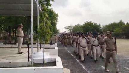 झाबुआ: पुलिस अधीक्षक पद्मविलोचन शुक्ल ने की जनरल परेड का निरीक्षण, अधिकारियों/कर्मचारियों के टर्नआउट का भी किया निरीक्षण