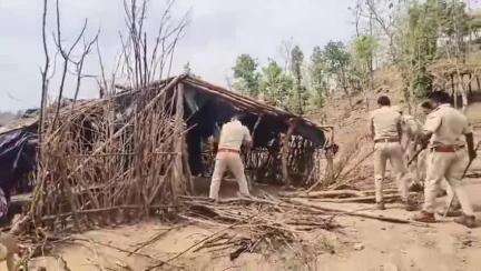प्रतापगढ़: देवगढ़ रेंज के बारामदा क्षेत्र में अतिक्रमण हटाने की बड़ी कार्रवाई, लगभग 25 से 30 हेक्टेयर वन भूमि मुक्त कराई गई