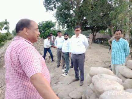 जिलाधिकारी ने शारदा नदी के सनेढी तटबंध पर चल रहे बाढ़ से बचाव हेतु कराये जा रहे कार्यो का मौके पर जाकर किया निरीक्षण।
ऽ	स