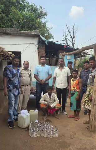 पंडरिया: ग्राम भाकुर में अवैध शराब की बिक्री करने वाले आरोपी को 75 पौवा MP ब्रांड और 30 लीटर महुआ शराब के साथ गिरफ्तार