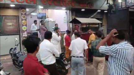 खंडवा नगर: खंडवा के आनंद नगर में एसडीएम और तहसीलदार ने एक रेस्टोरेंट पर छापा मारा