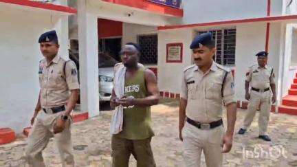 जशपुर: शहर में बिना वीजा-पासपोर्ट के बाइक पर घूम रहे विदेशी नागरिक को पुलिस ने पकड़ा, कोतवाली पुलिस ने किया जेल दाखिल
