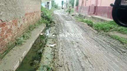 ময়ূরেশ্বর ২: অল্প বৃষ্টিপাতেই কামারহাটি গ্রামের রাস্তা হয়ে ওঠে কর্দমাক্ত, সমস্যায় গ্রামবাসী #jansamasya