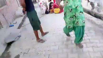 सीतापुर: अमीरपुर में फेरी वाले से कपड़ा खरीदने के दौरान 2 पक्षों में जमकर विवाद, महिलाओं की मारपीट का लाइव वीडियो आया सामने