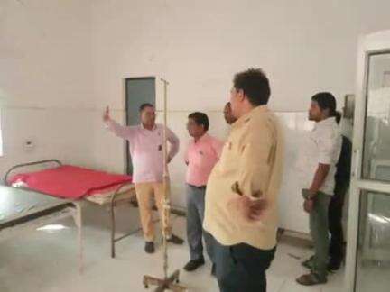 कोरांव: पीएचसी लेडियारी व पीएचसी खीरी का निरीक्षण कर अधीक्षक डॉक्टर केबी सिंह ने कहा- मरीजों को दी जाए बेहतर स्वास्थ्य सुविधाएं