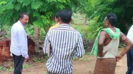 ଲାଞ୍ଜିଗଡ: ଲକଟାଖମନ ଓ ମଧୁପୁର ଠାରେ ନିର୍ମାଣଧିନ ପ୍ରଧାନମନ୍ତ୍ରୀ ଆବାସ ଗୃହ ଯୋଜନାର  କାର୍ଯ୍ୟ ତଦାରଖ କଲେ। ଲାଞ୍ଜିଗଡ  ବିଡିଓ।