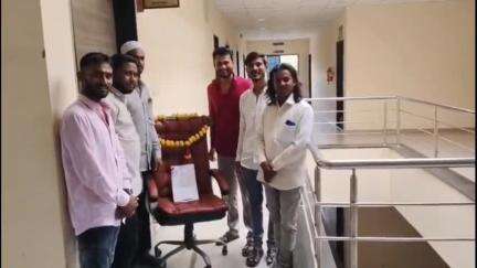 पुर्णा: अधिकारी उपस्थित नसल्याने विविध संघटनेच्या पदाधिकाऱ्यांचा खुर्ची ला हार घालून निषेध #Jansamasya