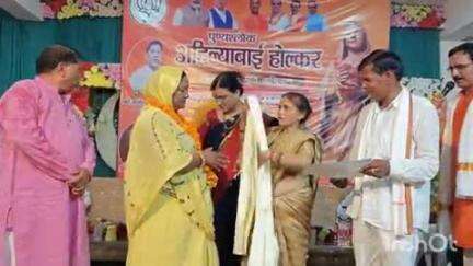 बिंदकी: बिंदकी में आयोजित अहिल्याबाई होल्कर स्मृति अभियान में 20 महिला सफाई कर्मचारियों को किया गया सम्मानित
