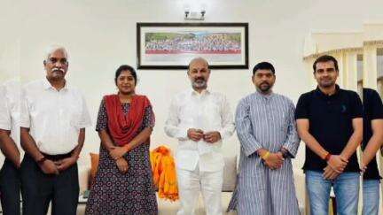 సిర్పూర్ టి: కేంద్ర మంత్రులు కిషన్ రెడ్డి, బండి సంజయ్ కుమార్ లను కలిసిన ఎమ్మెల్యే డాక్టర్ పాల్వాయి హరీష్ బాబు