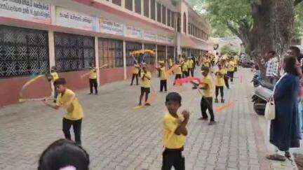 திருப்பத்தூர்: தோமினிக் சாவியோ அரசு நிதி உதவி பெறும் பள்ளியில் 72 மாணவ மாணவிகள் உலக ஒற்றுமைக்காக  30 நிமிடம் 24 வினாடிகள் சிலம்பம் சுற்றி உலக சாதனை முயற்சி
