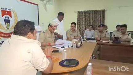 चतरा: चतरा पुलिस लाइन में पुलिस अधीक्षक ने पुलिस कर्मियों के साथ बैठक कर अपराध की समीक्षा की