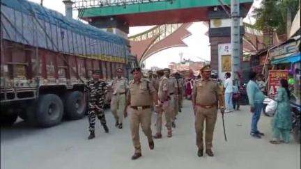 नौतनवा: आगामी त्यौहार को लेकर सोनौली बॉर्डर पर एसएसबी और पुलिस ने किया फ्लैग मार्च