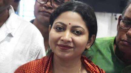 কালীগঞ্জ: আজ কালীগঞ্জ বিধানসভার উপনির্বাচনের প্রার্থী আলিফা আহমেদ মনোনয়নপত্র জমা দিলেন