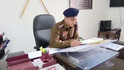 ਘੱਲ ਖੁਰਦ: ਪਿੰਡ ਘੱਲ ਖੁਰਦ ਦੇ ਨੇੜੇ ਪੁਲਿਸ ਵੱਲੋਂ ਨਾਕਾਬੰਦੀ ਦੌਰਾਨ ਇੱਕ ਕਿਲੋ 62 ਗ੍ਰਾਮ ਹੈਰੋਇਨ 1,30,000 ਡਰੱਗ ਮਨੀ ਸਮੇਤ ਨਸ਼ਾ ਤਸਕਰ ਗ੍ਰਿਫਤਾਰ