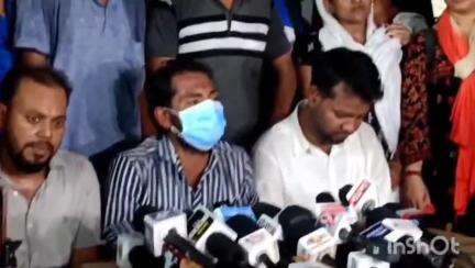 রাজারহাট: বিকাশ ভবনের সামনে সাংবাদিক বৈঠকে আরো তীব্রতর আন্দোলনে যাওয়ার হুঁশিয়ারি দিলেন যোগ্য চাকরি হারারা