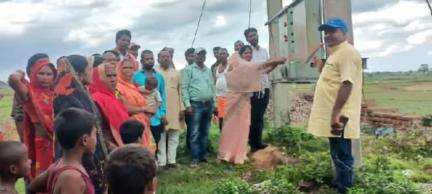 इचाक: ग्राम बड़का खुर्द में सांसद प्रतिनिधि, मुखिया व पंसस ने किया ट्रांसफार्मर का उद्घाटन