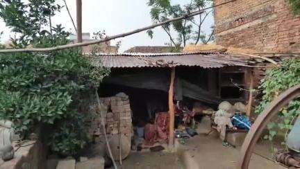 माधौगढ़: मालवीय नगर में कच्चे मकान और पन्नी की झोपडी में गुजर बसर करता व्यक्ति #jansamasya