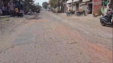 झज्जर: खस्ताहाल सड़क से परेशान दुकानदार
:दिनभर उड़ते है धूल के गुब्बार,बरसात में ज्यादा परेशानी#jansamasya