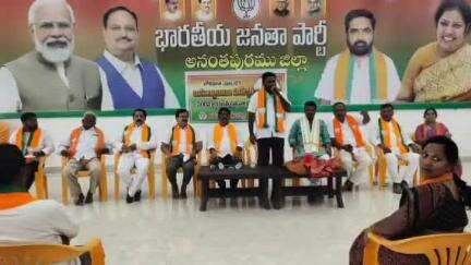 రాప్తాడు: సోమలదొడ్డి బిజెపి జిల్లా కార్యాలయంలో అహల్య బాయ్ హోల్కర్ 300 జయంతిని  బిజెపి నేతల ఆధ్వర్యంలో ఘనంగా నిర్వహించారు