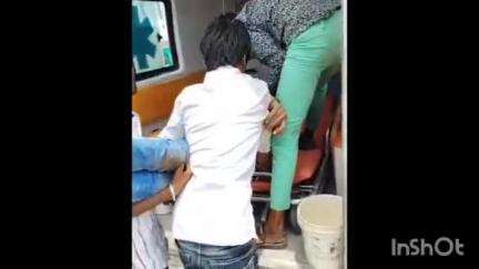 आलोट: राम सिंह दरबार रोड पर अनियंत्रित कार झोपड़ी में घुसी, घायल कार सवार रतलाम रेफर