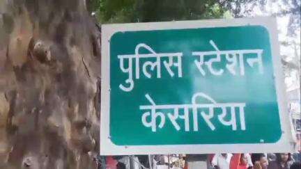 केसरिया: केसरिया पुलिस ने सारंगपुर में विशेष जांच अभियान चलाया, इस दौरान 7 लोगों को शराब पीते हुए किया गिरफ्तार