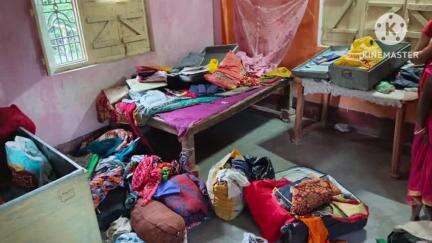 कुढ़नी: कुढ़नी थाना क्षेत्र में अज्ञात चोरों ने एक घर और तीन दुकानों में लाखों की चोरी की