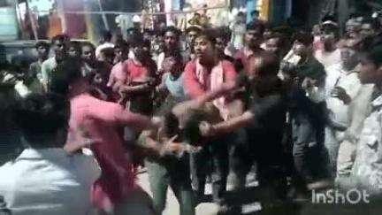 फलका: मोरसंडा चौक पर ग्रामीणों ने बकरी चोरी के आरोप में कार सवार तीन युवकों को रोका और जमकर पीटा