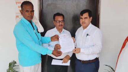 आज़मगढ़: रोडवेज कर्मचारी संयुक्त परिषद उ0प्र0 के पदाधिकारी ने डीएम को ज्ञापन सौंपा, कहा- डग्गामार वाहनों से हो रहा राजस्व का नुकसान