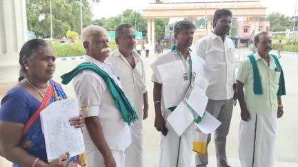மயிலாடுதுறை: கலெக்டர் அலுவலகத்தில் மனுக்களை மாலையாக அணிவித்து வந்து கலெக்டரிடம் மனு அளித்த  இயற்கை விவசாயி