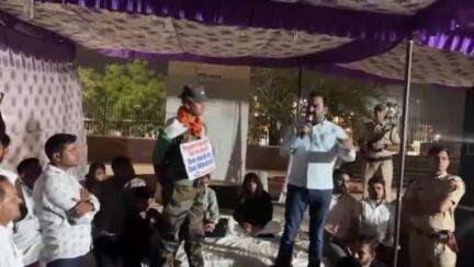 नागौर: नागौर सांसद बेनीवाल ने शनिवार देर शाम धरने पर पहुंचकर कार्यकर्ताओं को संबोधित किया