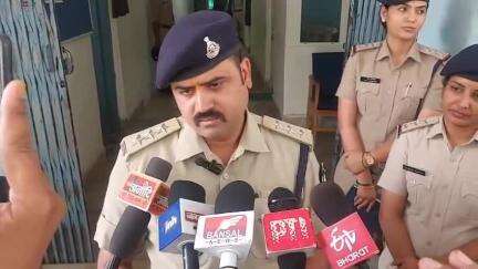 दमोह: पत्नी से प्रताड़ित पति के आवेदन पर CSP अभिषेक तिवारी ने कहा, दोनों पक्षों की बात सुनकर करेंगे कार्रवाई