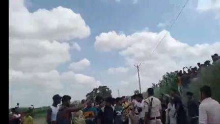 बेनीपुर: सिमरी चोरनिया चौड़ में शौकत की हत्या के बाद ग्रामीणों और परिजनों ने पुलिस से की धक्का-मुक्की