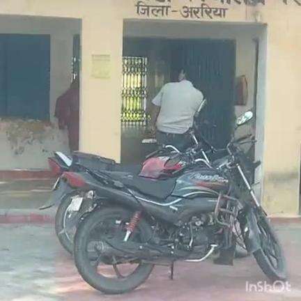 नरपतगंज: नरपतगंज अंचल में कार्य पर वापस लौटे राजस्व कर्मचारी ने सीओ के समक्ष दिया योगदान
