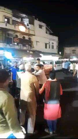 चौक कोतवाली के पास बीच सड़क पर कहासुनी के बाद हुई मारपीट