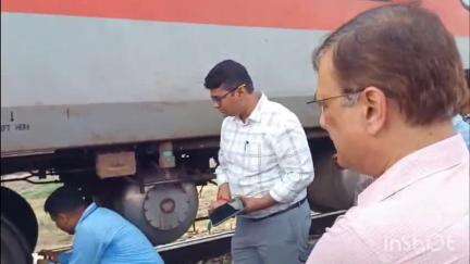 आरा: आरा कोचिंग डिपो में जीएम छत्रसाल सिंह ने दानापुर मंडल में विकसित नई तकनीक का लिया जायजा
